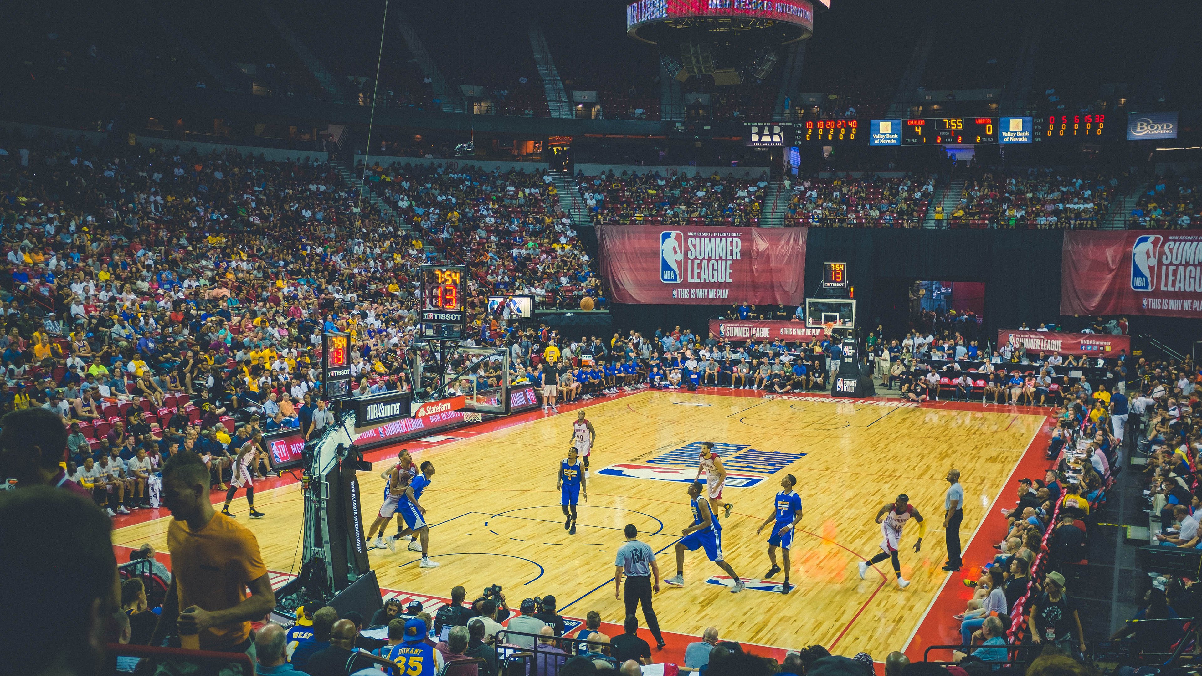 诺里斯关键制胜,梅赛德斯以策略与韧性轻取法拉利